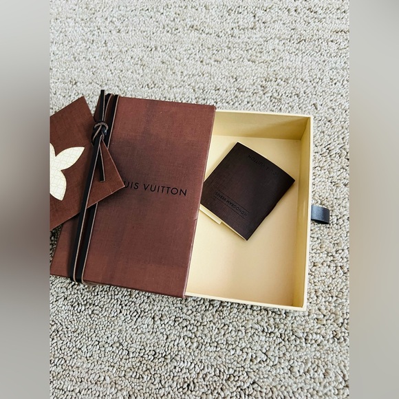 ✨ Authentic LOUIS VUITTON Drawer Box w/ Inserts ✨ - Picture 7 of 10